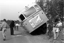 Buss utfor veien, mai 1963.