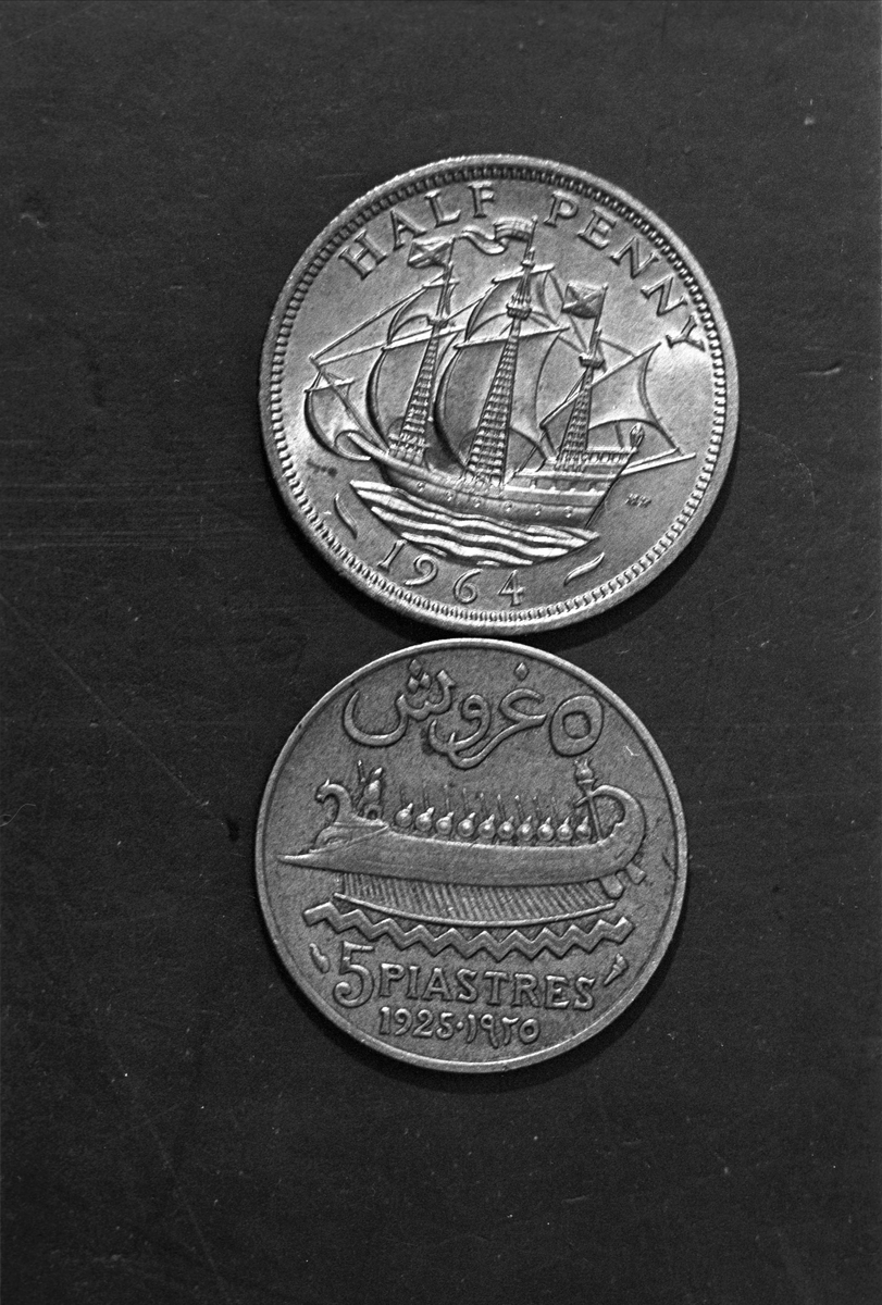 Utenlandske mynter med båtmotiv, antatt Oslo, august.1964.