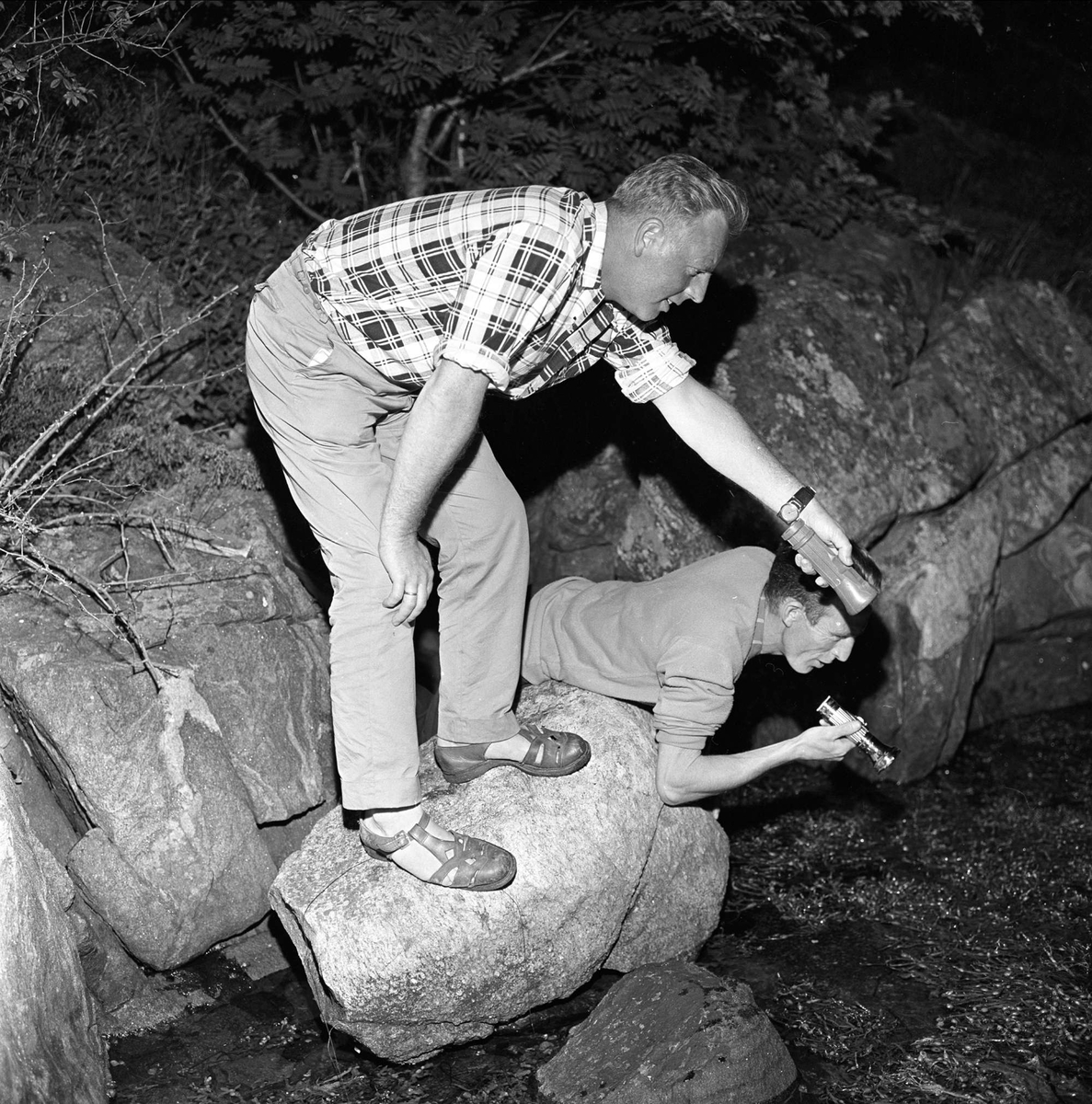 Mandal, juli 1962. Menn med lommelykter, antakelig krabbefiske.
