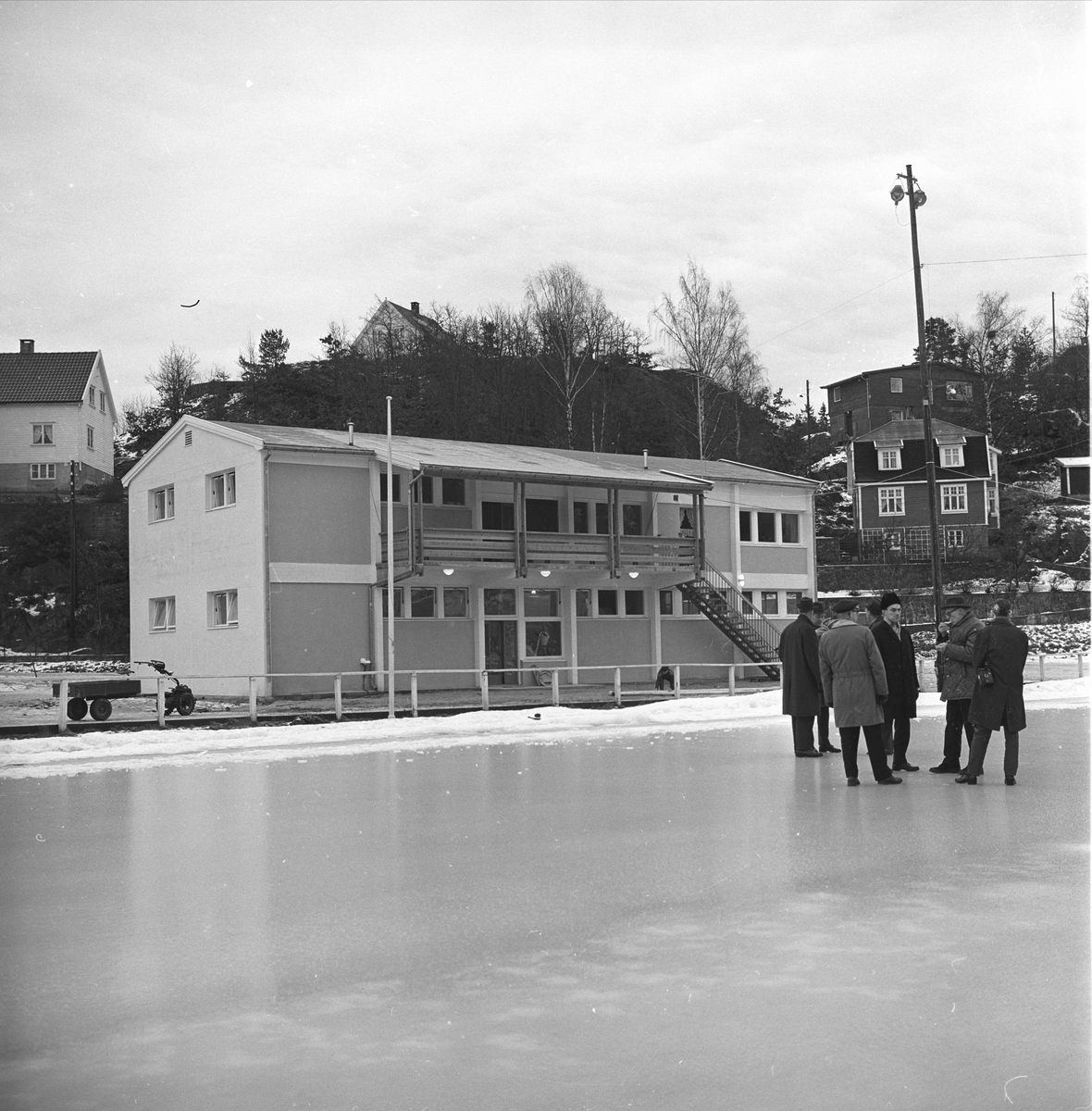 Arendal. Skøytebane på Bjønnes stadion (anlagt 1952). Gruppe med klubbhus i bakgrunnen.