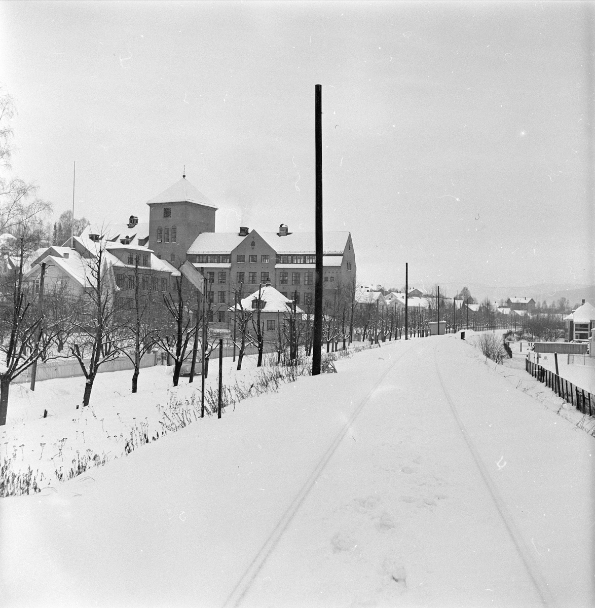 Drammen, februar 1957. Bygninger, vei og jernbanespor.