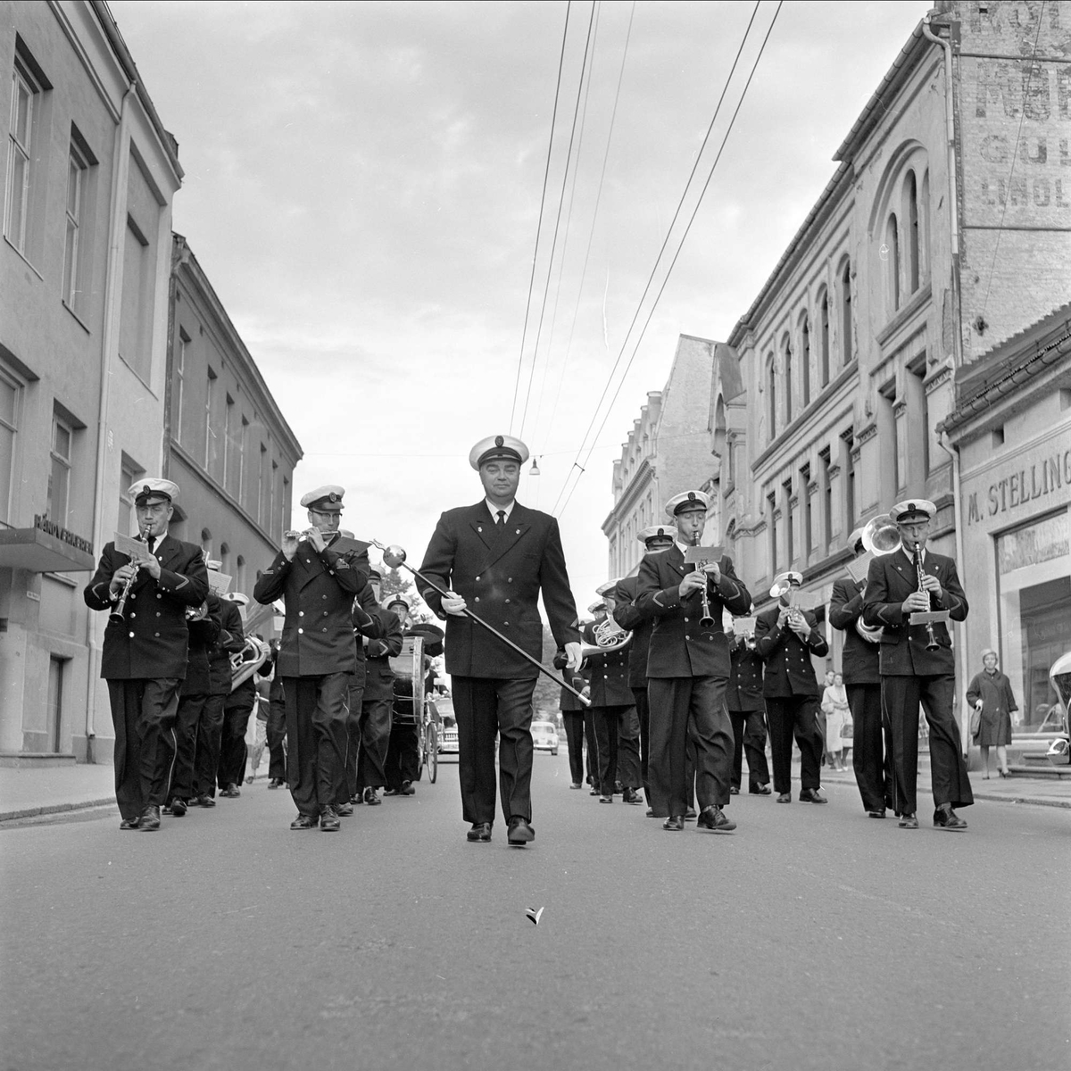 Drammen, august 1962. Drammensdagen. Musikkorps marsjerer i gata.
