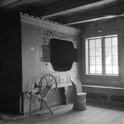 Eidsborg bygdemuseum, Tokke, 27.04.1957. Interiør med seng, 