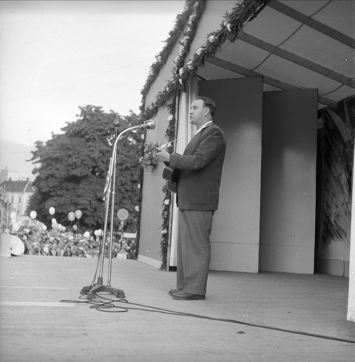 Hamardagen, 23.08.1954. Mann på scene. Antagelig Alf Prøysen.