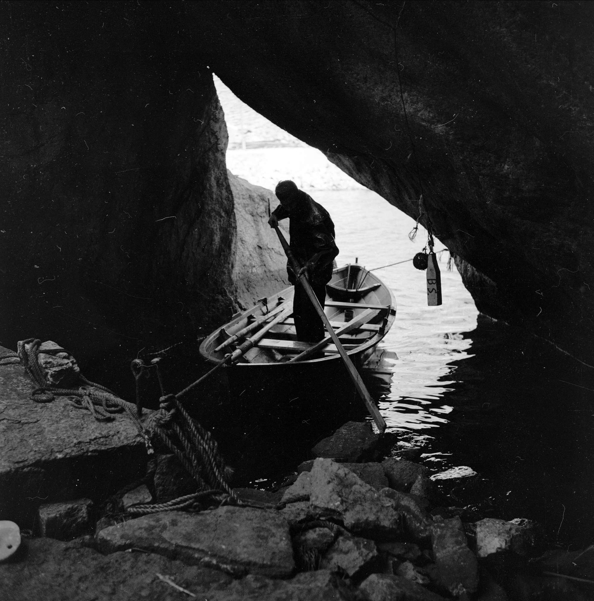 Helleren i Jøssingfjorden, Sokndal, Rogaland, ant. 1950-tallet. Fisker i trebåt.