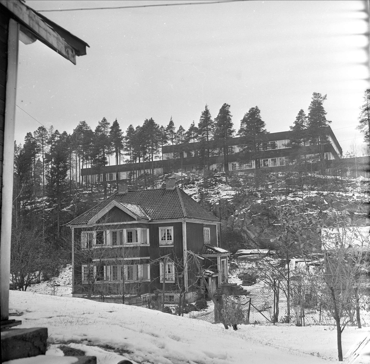 Ingieråsen skole på Kolbotn ble bygget i 1959. Huset i forgrunnen lå i Liaveien og ble revet.