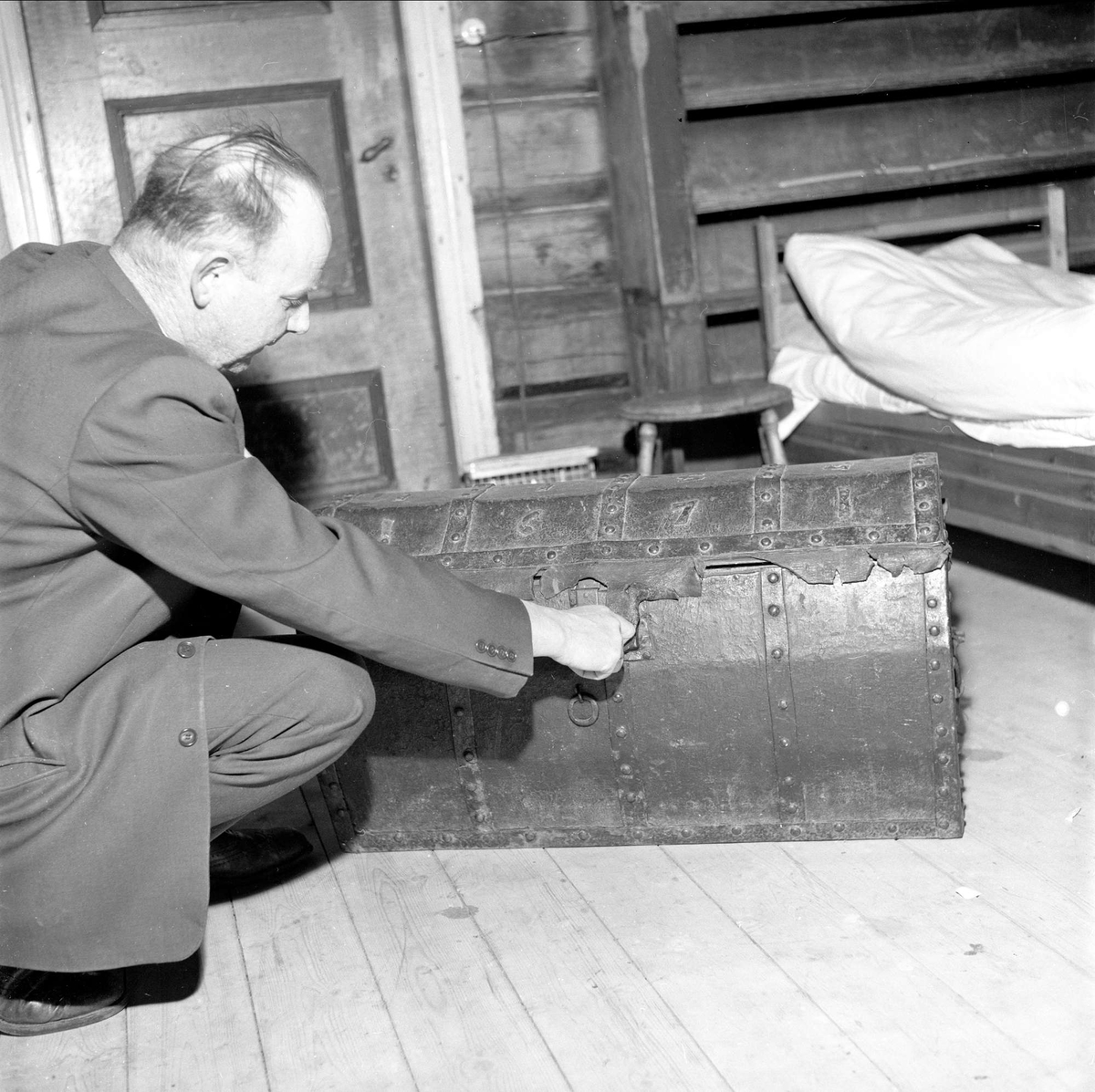 Oset Høyfjellshotell, Gol, Buskerud, 17.04.1960. Mann i dress med kiste.