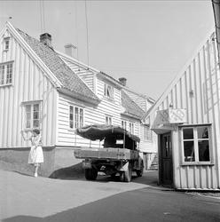 Skudeneshavn, Karmøy, Rogaland, 29.05.1954. Boliger, lastebi