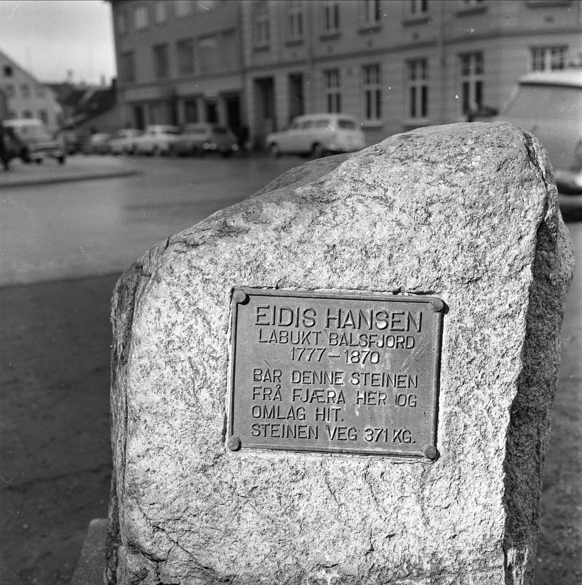 Tromsø, Troms, april 1963. Bybilde, minnesmerke.