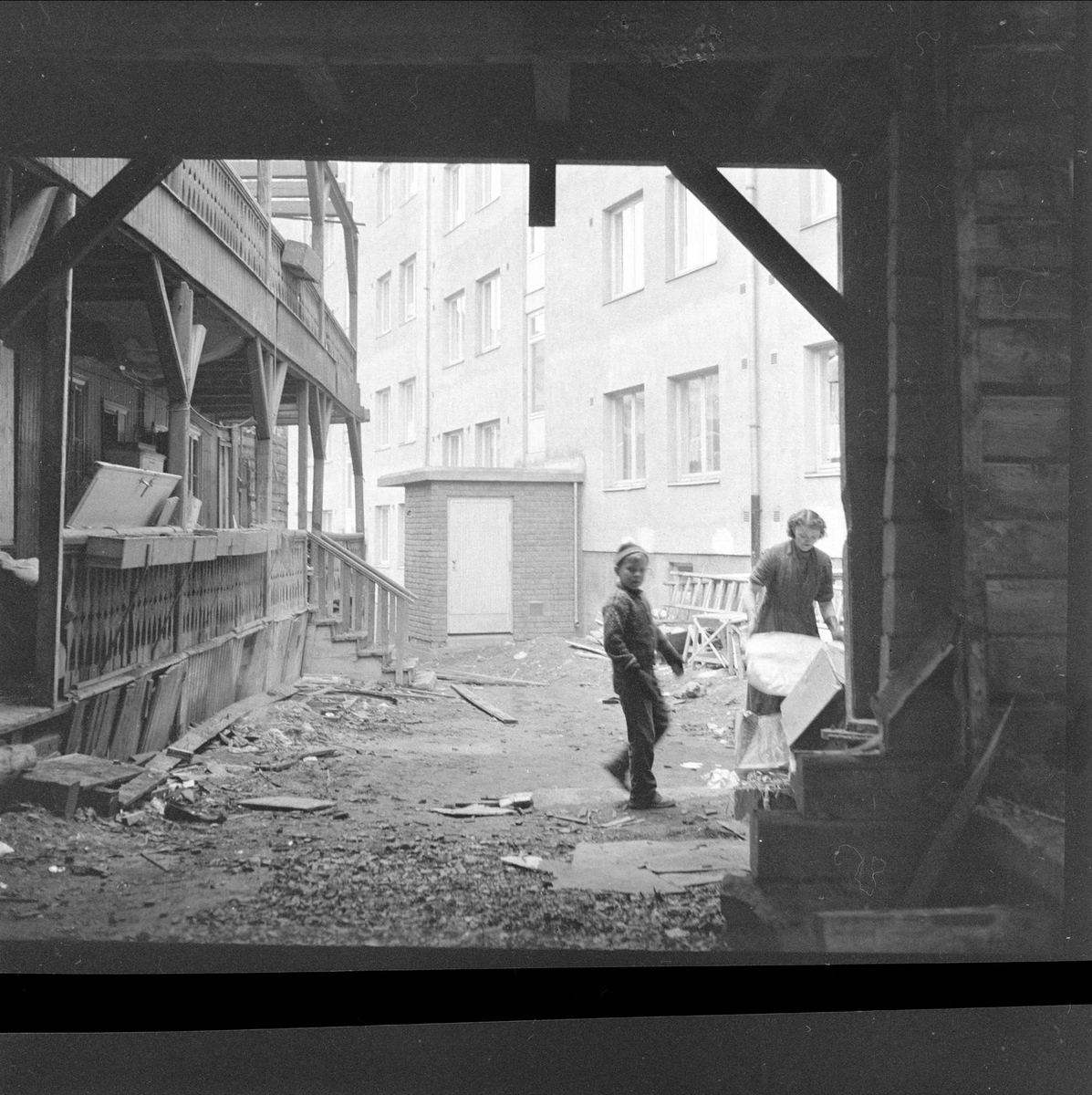 Sandaker, Oslo, 17.11.1956. Regulering. Boligblokk og hus under riving.