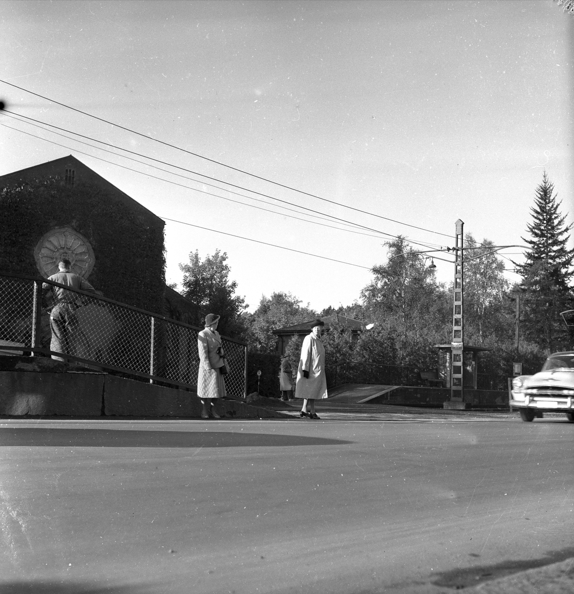 Sørkedalsveien, Oslo, 01.10.1953. Gatebilde med forstadsbane, bygning og trafikk.