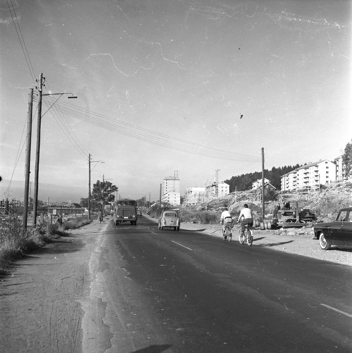 Trondheimsveien, Oslo, Veitvedt, 18.08.1954. Trafikkbilde, blokker i bakgrunnen.