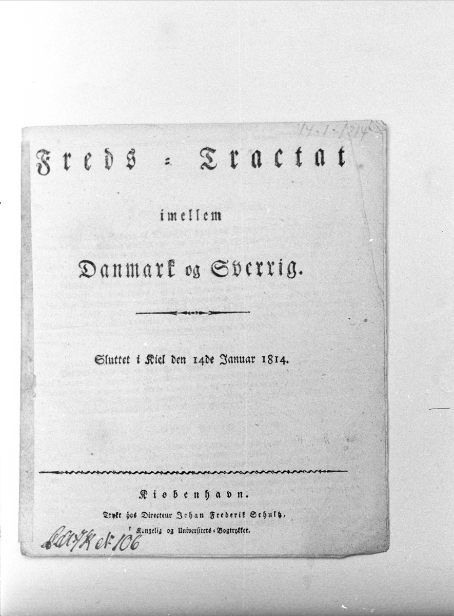 Avfotografering av gamle dokumenter i bok. Relatert til Kielfreden i 1814. Universitetsbiblioteket