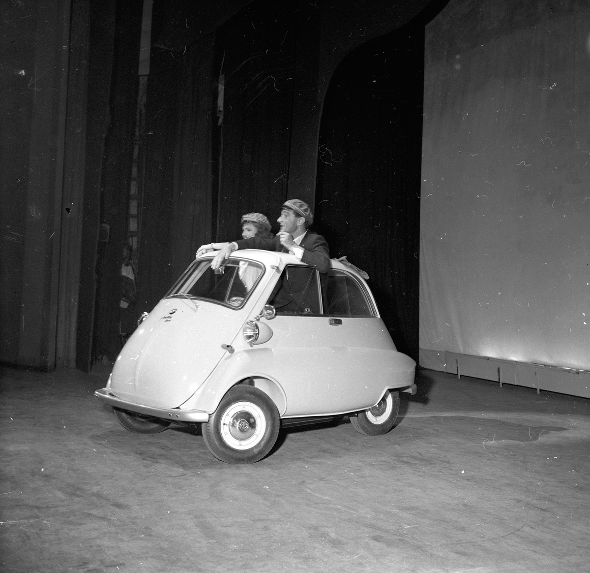Oslo, våren 1958, glimt fra russerevyen, antatt spillested Edderkoppen Teater. Bilen er en BMW Isetta.