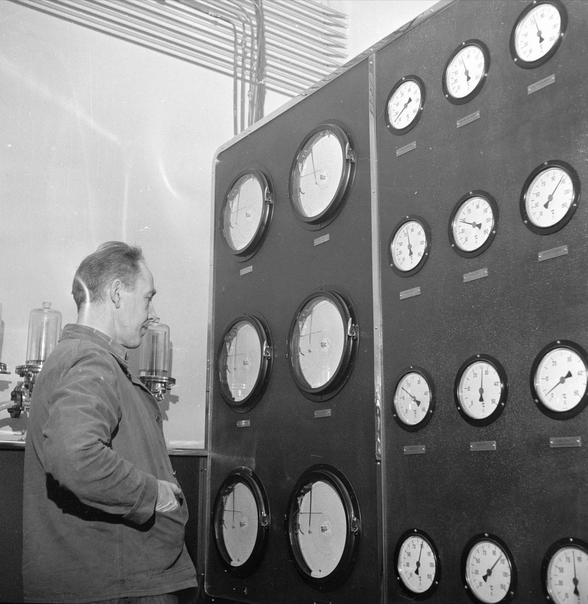 Hamar, 08.03.1958, Oplandske Spritfabrikk, fabrikkområdet, produksjon, kvalitetskontroll.