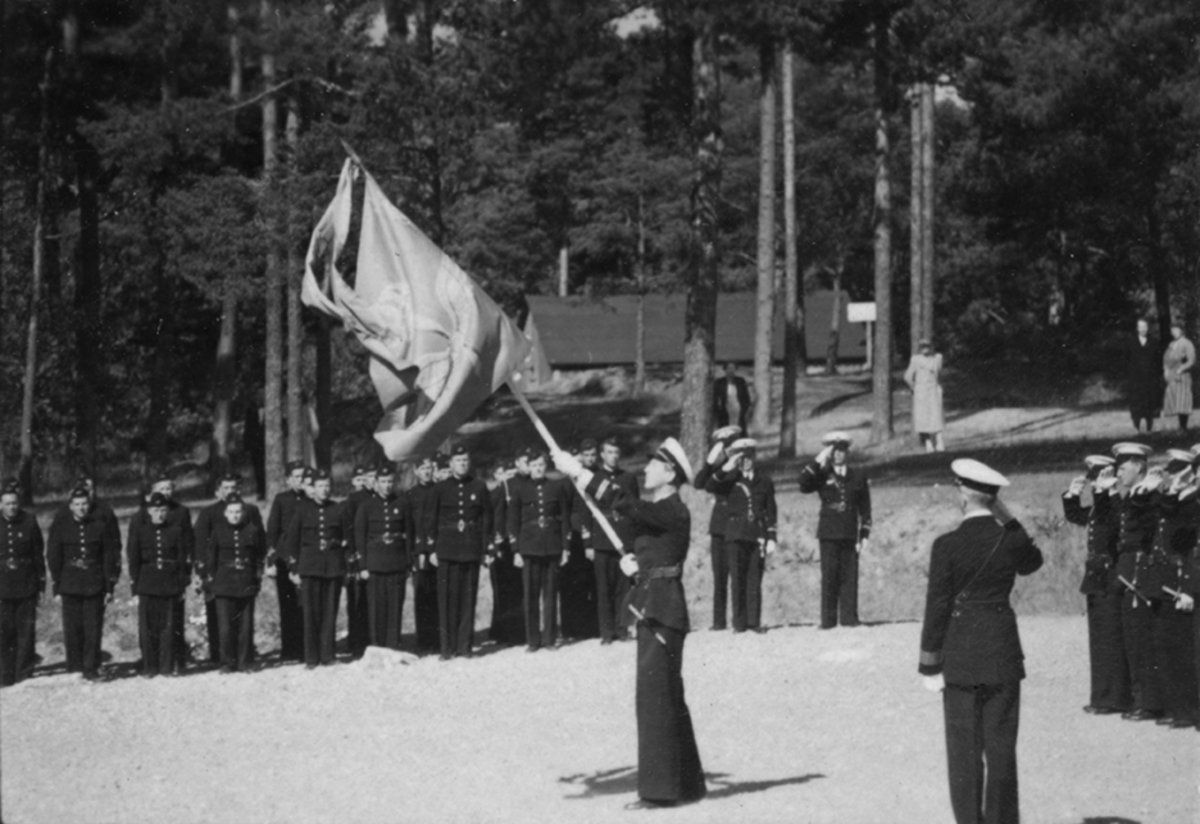 Korum vid kung Gustaf V:s födelsedag, 1943. Militärer i grupperad samling på gårdsplan på F 2 Roslagens flygflottilj.