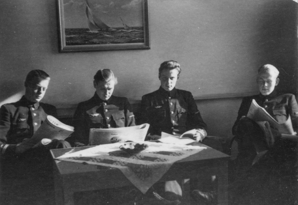 Interiör av kadett- och aspirantmässen på F 2 Roslagens flygflottilj, 1943. Flygaspiranter under rast. Tidningsläsning, fika och spel.
