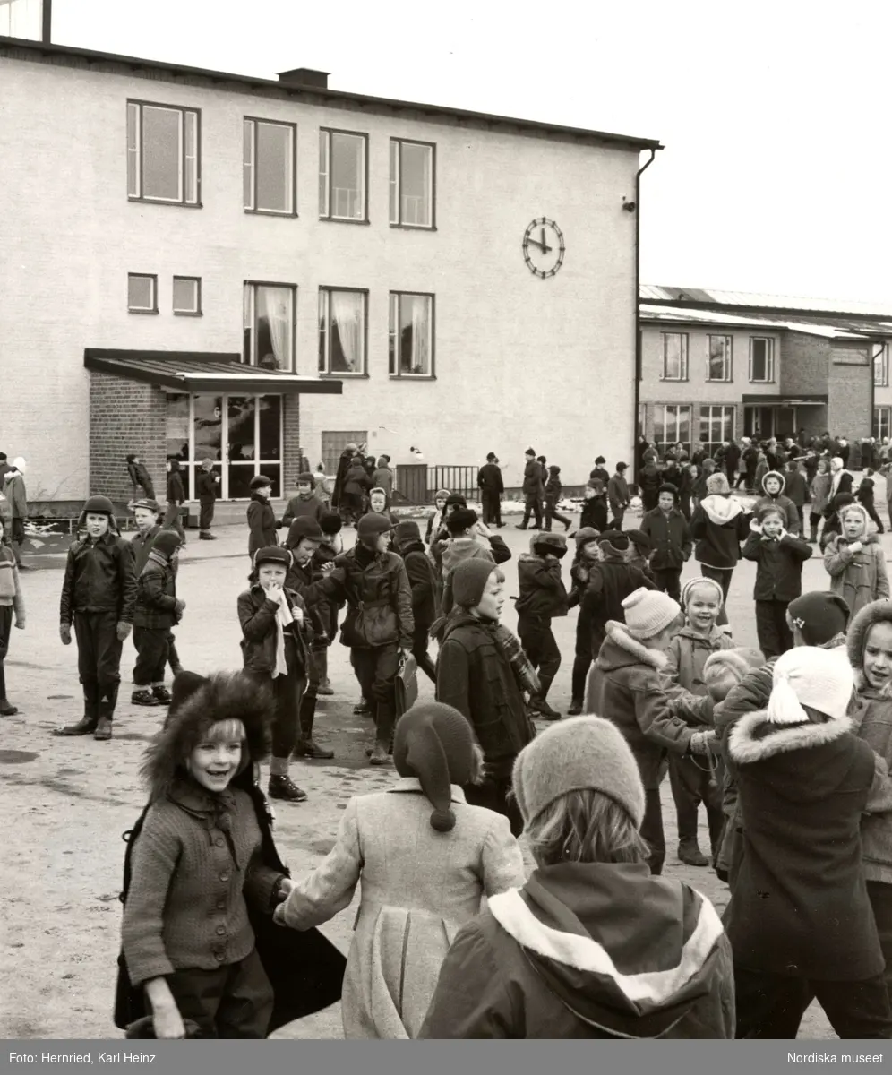 Vällingby skola i Stockholm, Uppland. Exteriör med skolbyggnad och elever på skolgård