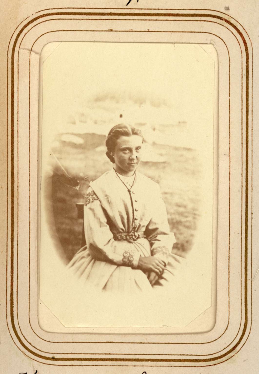 Porträtt av Maria Laestadius (1853-1878). Ur Lotten von Dübens fotoalbum med motiv från den etnologiska expedition till Lappland som leddes av hennes make Gustaf von Düben 1868.