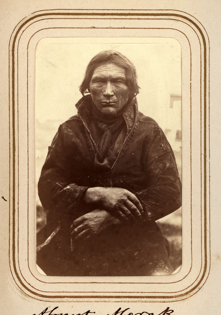 Porträtt av Abmut Merak, 60 år, Sjokksjokks sameby, Jokkmokks socken. Ur Lotten von Dübens fotoalbum med motiv från den etnologiska expedition till Lappland som leddes av hennes make Gustaf von Düben 1868.