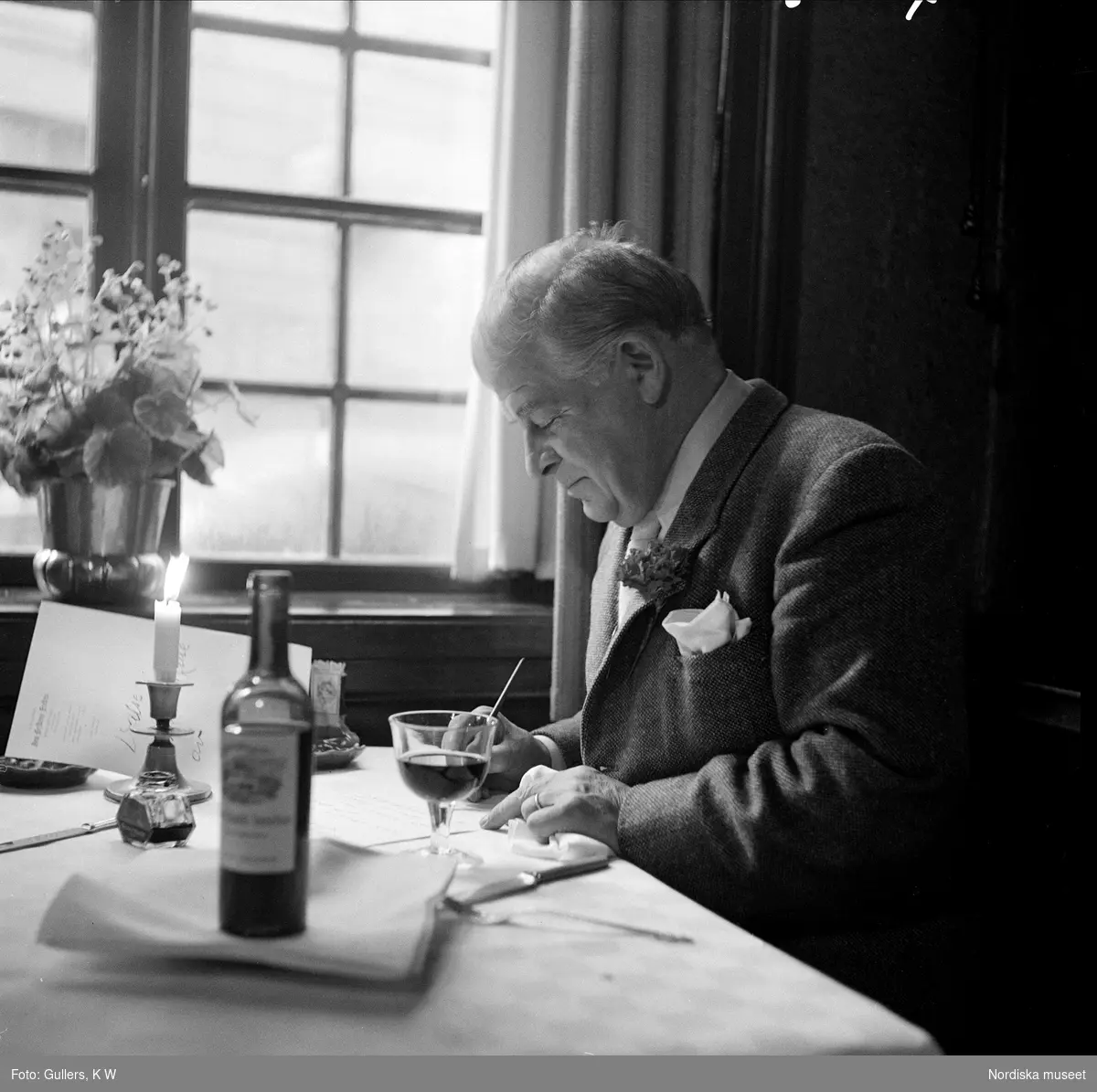 Kompositören och vissångaren Evert Taube (1890-1976) på restaurang Gyldene Freden i Gamla stan, Stockholm