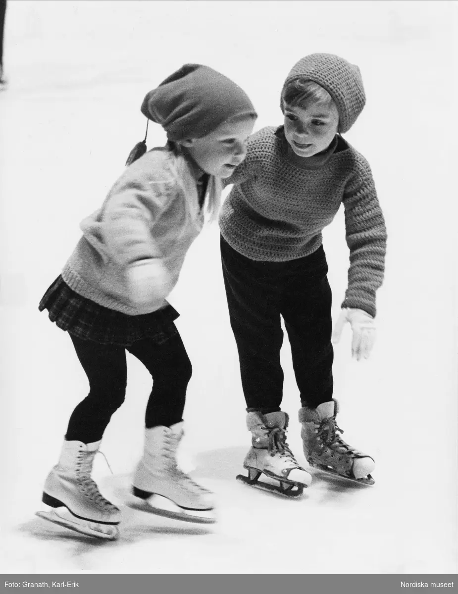 Barn åker skridskor.  Träningspass i konståkning på Stadion för tränaren Mona Crispin. Flickorna Lotta Crispin (senare konståkerska) t.v. och Lotta Rosengren. Reportage för Råd och Rön i mitten av 1960-talet.