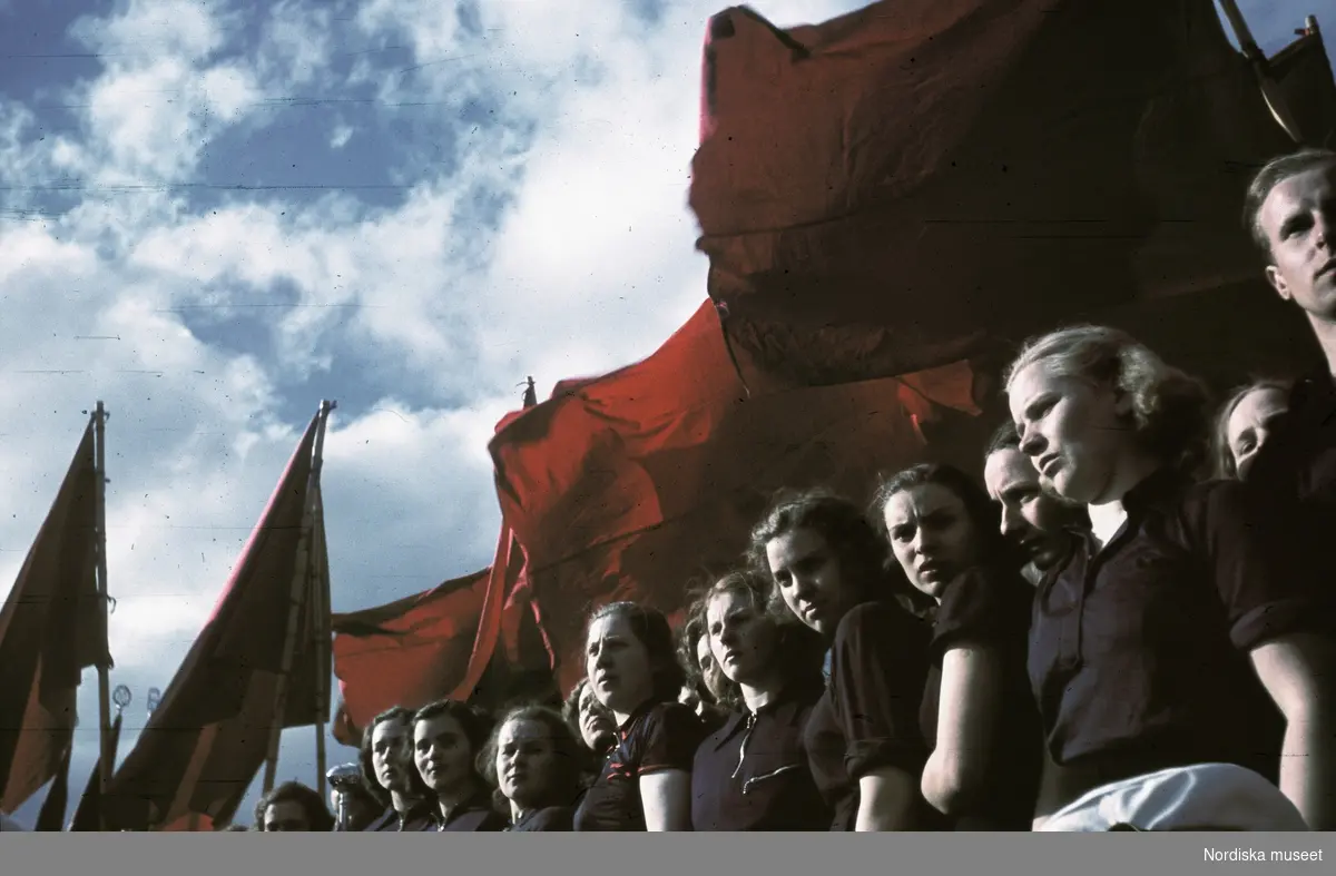 Röda fanor. Första maj, arbetarrörelsens demonstrationsdag.