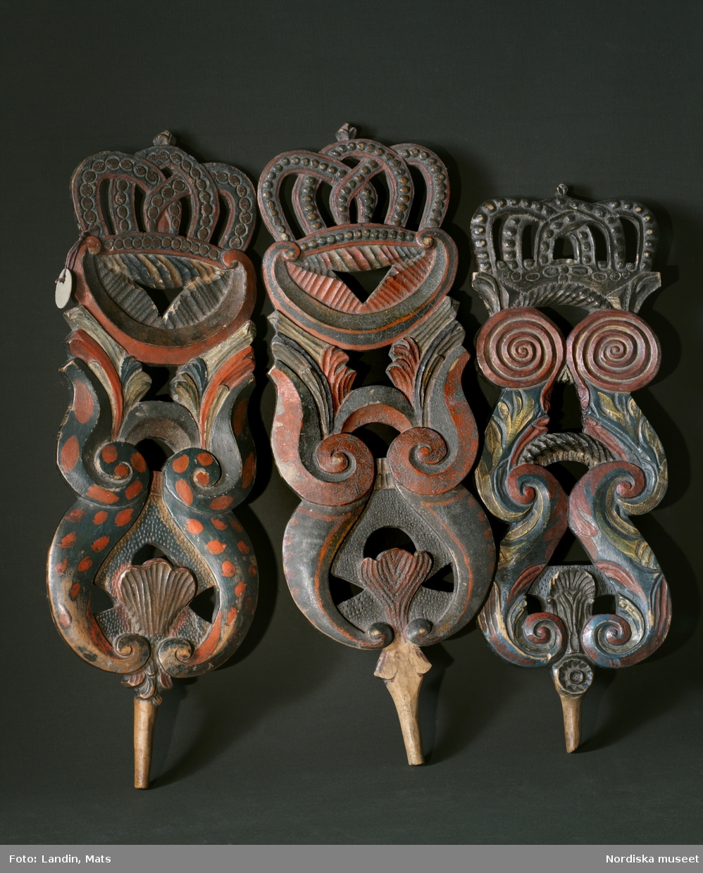 Folkkonst. Tre linfästen från Uppland, 1800-talets förra hälft, tillverkade som friargåvor. Nordiska museets föremål.