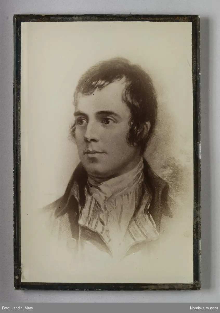 Inramat fotografi efter målning, porträtt av den skotska skalden Robert Burns.
Nordiska museet inv.nr 213710.