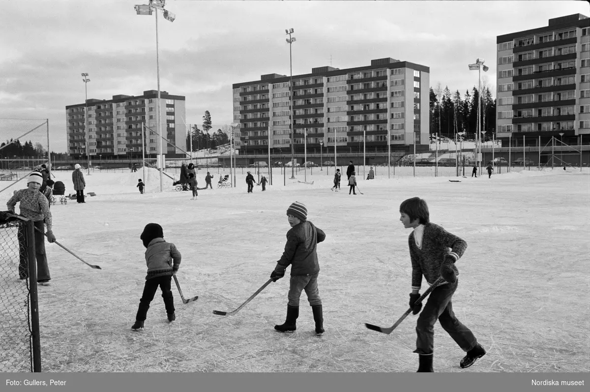 ”HSB Jordbro”
Barn spelar landhockey intill höghus