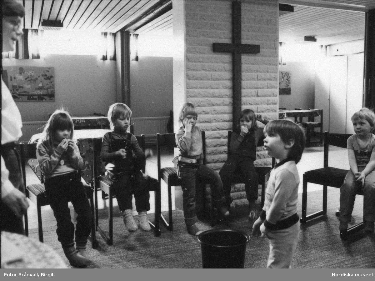 Storuman 1982. Barnverksamhet i Filadefiakyrka. Personal, barntimme med 3-4 åringar och avslutningsfest med barn och föräldrar.
