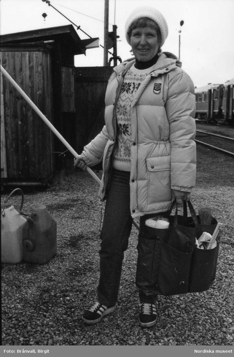 Storuman 1982. Stationsområdet, SJ-personal, städning av tågvagnar.