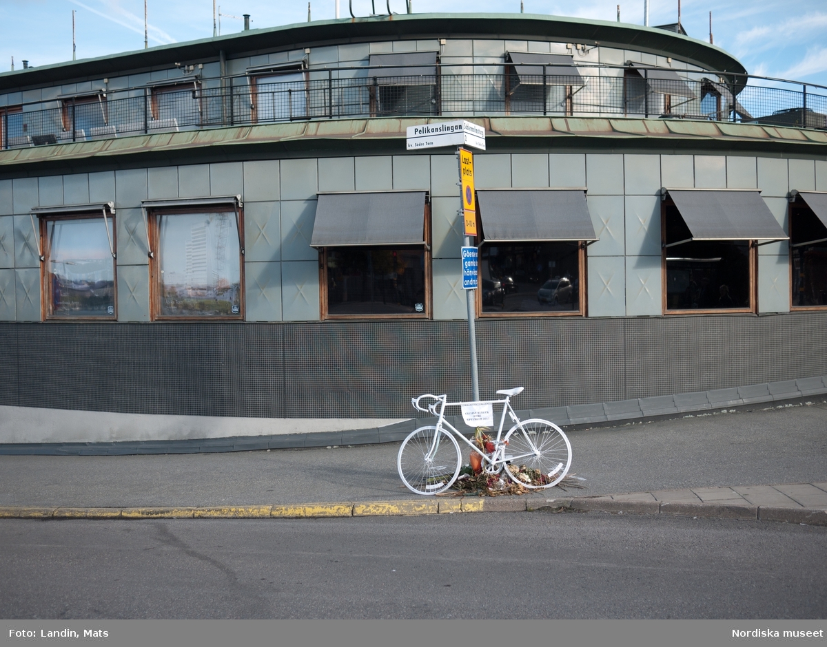 Cykelolycka. Åminnelse minnesplats över en förolyckad cyklist. 
Kvinnan blev påkörd i trafikkarusellen i Pelikanslingan Slussen av en lastbil som svängde höger. 22 sept 2011