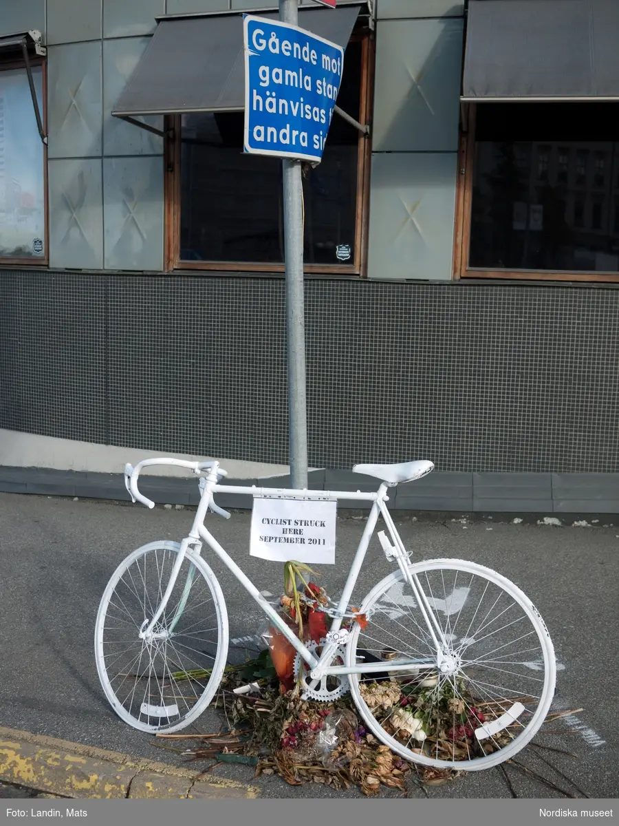 Cykelolycka. Åminnelse minnesplats över en förolyckad cyklist. 
Kvinnan blev påkörd i trafikkarusellen i Pelikanslingan Slussen av en lastbil som svängde höger. 22 sept 2011
