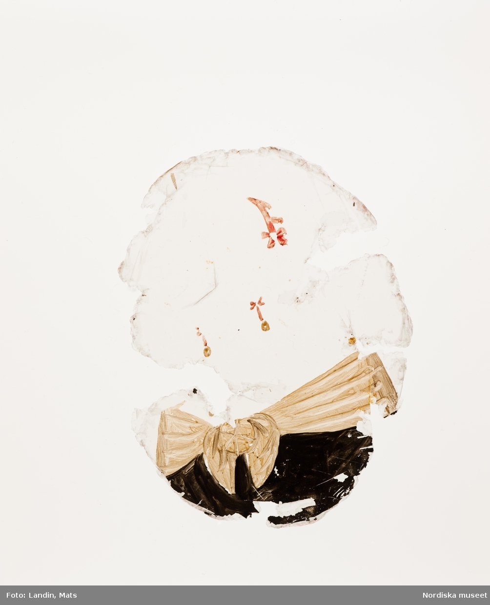 Katalogkort:
"Målning på kopparplåt, osign. Enligt uppgift av givaren föreställande en fröken Hahne. I fodral av svart pressat läder på stomme av papp med 13 glimmerskivor med målade dräkter och dräktdetaljer enligt uppg. målade av prof. N. H. Sjöborg (1767-1838)."
"Blont hår, mörkgrå ögon, rosafärgad klädning besatt med vita spetsar och spetskrage, vitt pärlband i hår och om hals, dessutom juvelhalsband och juvelbrosch. Bakgrund t.h. brunt draperi (vägg?) t.v. träd mot molnig blå himmel, 2 flygande fåglar. Kopparplåten genomborrad upptill. Till detta höra 13 st glimmerskivor att lägga på målningen. I svart ovalt etui, 88 mm x 73 mm av svart refflat skinn, invändigt klätt med ljusblått siden."

Genom att lägga de olika målade glimmerskivorna ovanpå porträttet förändras Kerstin Hahnes utseende. Skivorna visar enligt katalogkort:
- vit turban virad med gulbrunt, ljusbrun draperad dräkt med svarta prickar
- svart huvudbonad och gula örhängen
- svart huvudbonad, ljusröda örhängen, ljusröd bröstrosett
- svart hatt, svart kort jacka, vit krage och vita ärmar synliga i uppslitsningarna
- svart dok och klädning, vit krage
- ljusröd hårprydnad, örhängen vita och ljusröda, svart klädning med vit krage
- ljusbrunt hårnät, dito örhängen med vita pärlor, ljusbrun klädning med vita ärmar
- vitt nunnedok, svart dräkt
- ljusbrun hårprydnad, möjligen nät av band, vita örhängen, svart klädning, vit krage
- brun huva med krage, möjligen kappa
- svart barett med en grön, en vit och en rosafärgad plym, fästade med en gul agraff, vita örhängen, vit bröstrosett
- hårklädsel av 3 gula fjädrar samt en gul, en vit, och en grön plym, svart mask, vita örhängen, vitt band som täcker hakan, två gula bröstrosetter
- hårprydnad (nät?) ljusrött, röd och vita örhängen, till venster en neger, som omfamnar damen, under negerns huvud något gulvitt, som möjligen tillhör hans dräkt

Kerstin Hahne, död 1656, gift med Honorat Verdelet, var dotter till uppvaktaren hos kung Karl IX:s barn, Christoffer Hahne till Hesselby och Ingrid Björnsdotter.