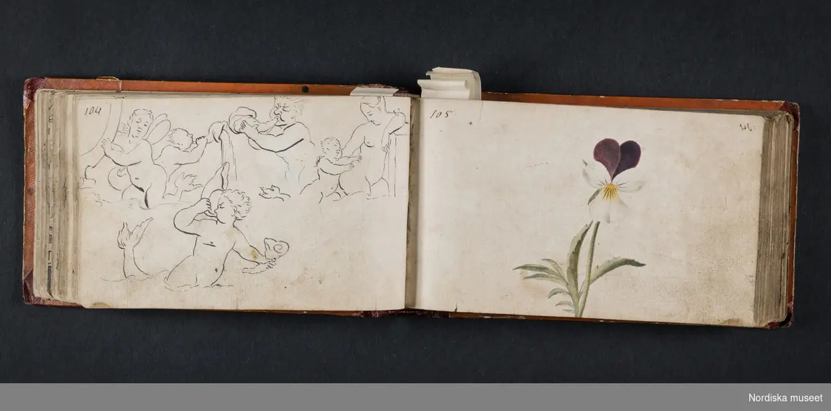 "Röda boken". Liten bok med initialerna H B på framsidan och årtalet 1728 på baksidan. Boken innehåller skisser av myter, människor, djur, byggnader och växter. Enligt medföljande utdrag ur brev från Knut Almström till direktör Fredrik Wehtje 1952 så har boken tillhört Petter Gustaf Löfström och därefter en man med efternamnet Bundred som var gravör vid Rörstrand.