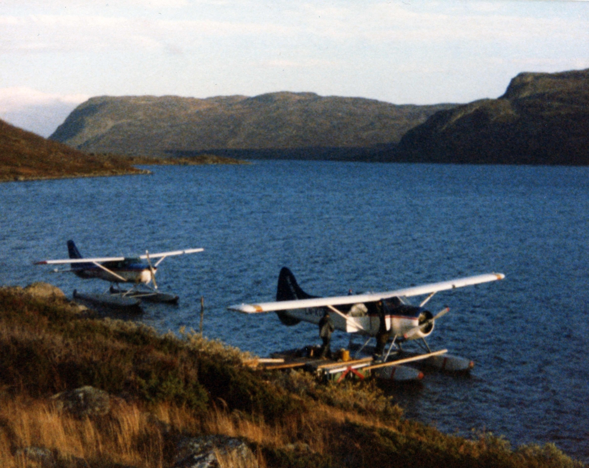 Sjøhavn. To fly ved vannkanten, en Cessna 206, LN-BEU og en DHC-2 Beaver, LN-KCQ.