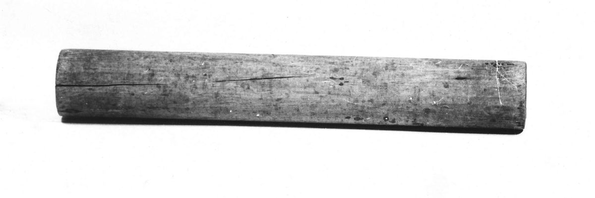 a.) Mangelbräde av trä. Grova ristningar samt A B G D 1815. Handtaget intappat.
b.) Rulle av trä.