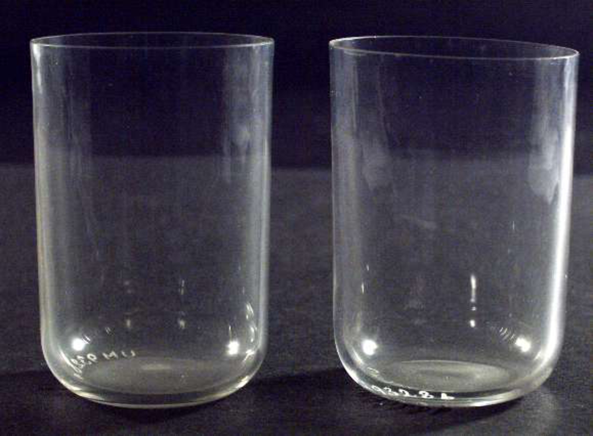 Två dricksglas av ofärgat glas med maskinsprängd kant.
