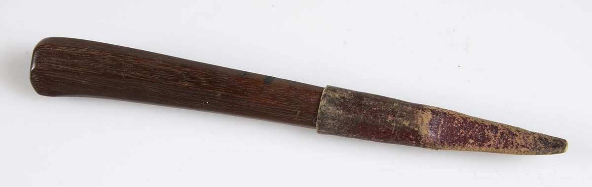 Fickkniv med kort trekantigt blad av stål stämplat: V. S. Åttkantigt skaft av brunbetsad ek. Slida av rödbrunt läder.