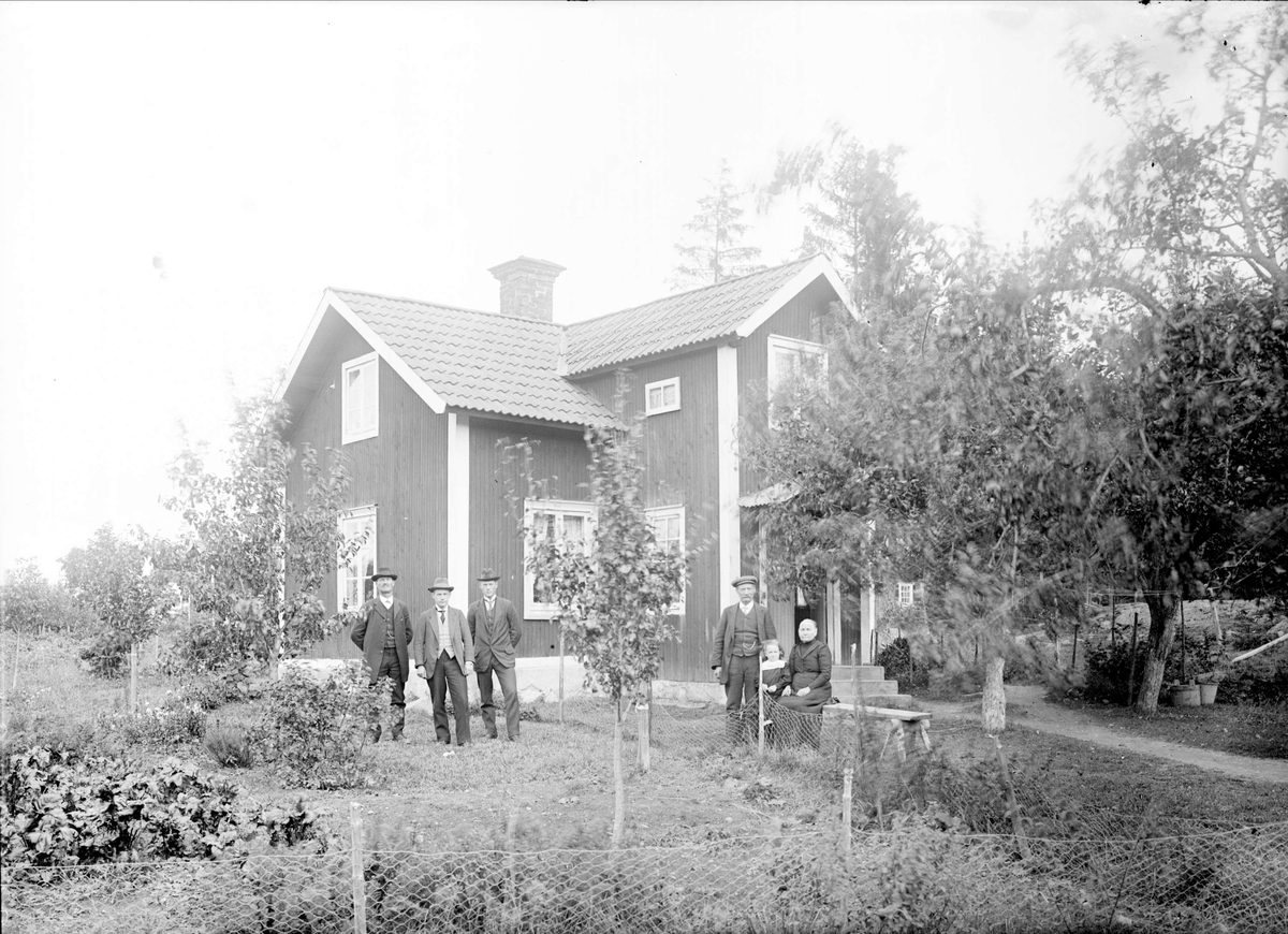 "August Erikson Rotbrunna Sparrsätra med familj och anhöriga utanför bostaden", Härnevi socken, Uppland 1918