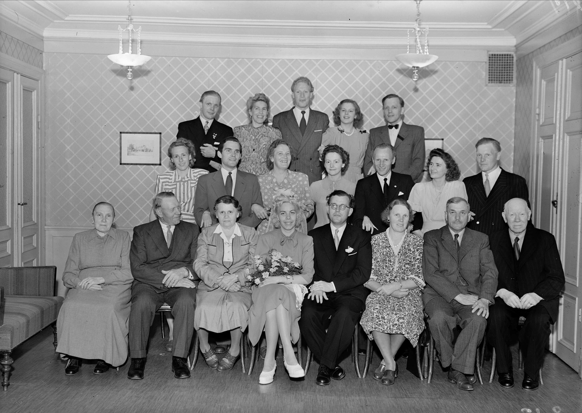 Bröllop - grupporträtt med brudparet Bergman på Flustret, Uppsala 1948