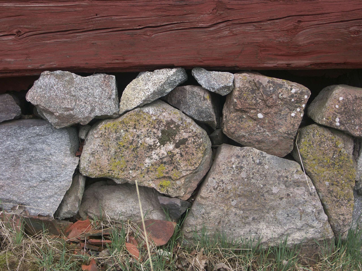 Sockel av tuktad sten - enkelbodar, Julsättra, Almunge socken, Uppland maj 2005