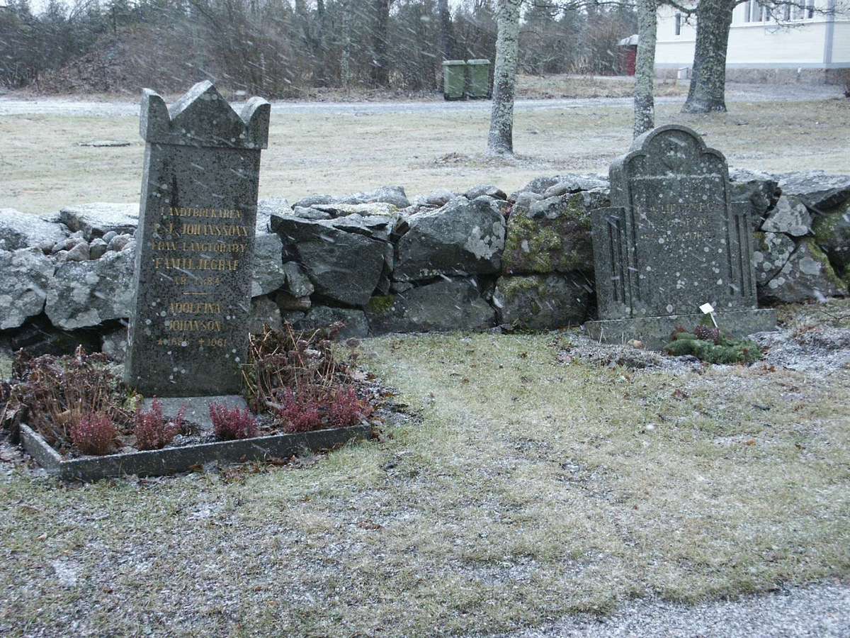 Gravvårdar på kyrkogården vid Långtora kyrka, Långtora socken, Uppland janauri 2003