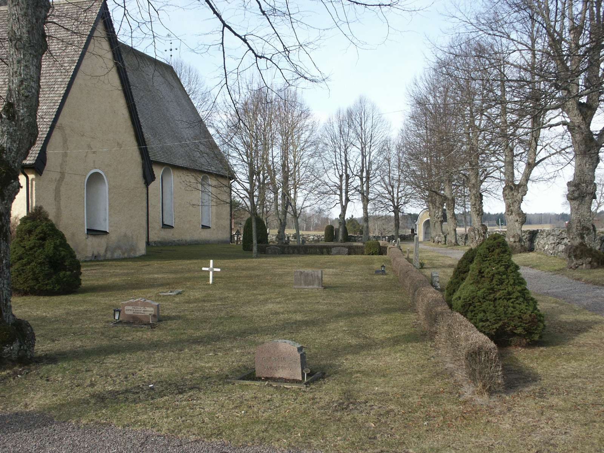 Kyrkogården vid Veckholms kyrka, Veckholms socken, Uppland april 2005