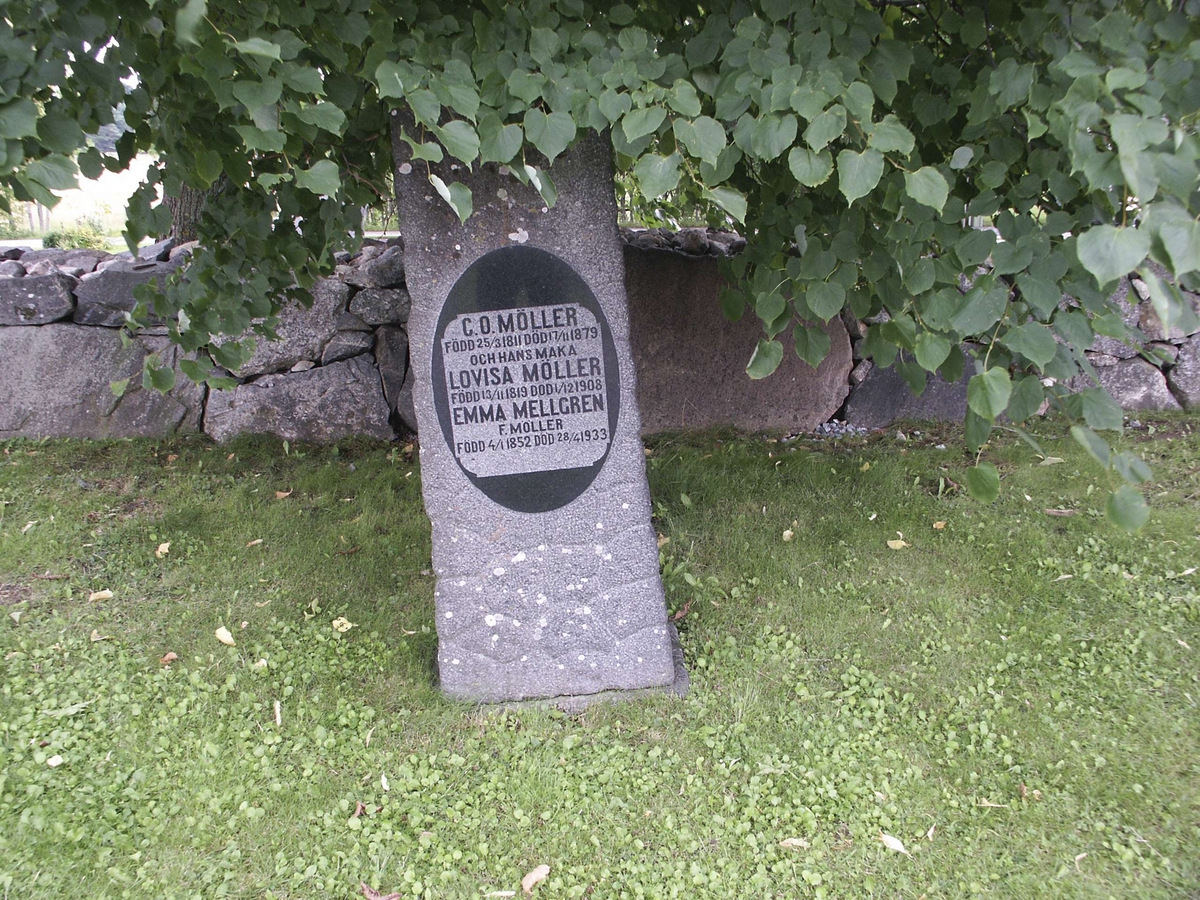Gravsten på kyrkogården vid Kalmar kyrka, Kalmar socken, Uppland 2005 