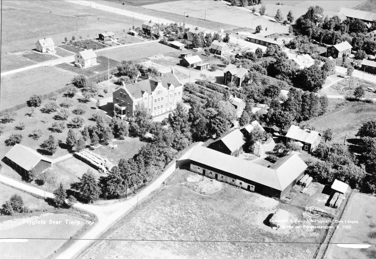Flygfoto över Tierp och Svanby sjukhem, Uppland 1947