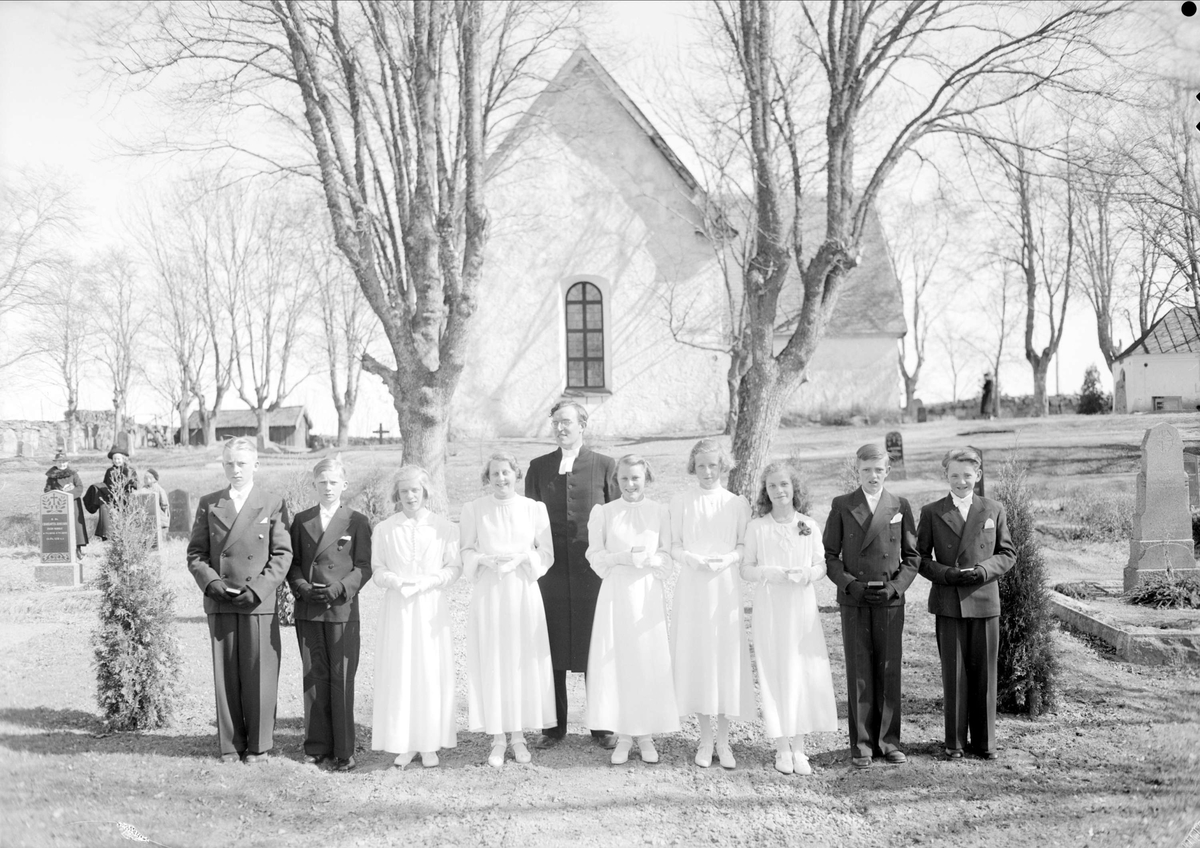Konfirmander och präst vid Vidbo kyrka, Vidbo socken, Uppland april 1940