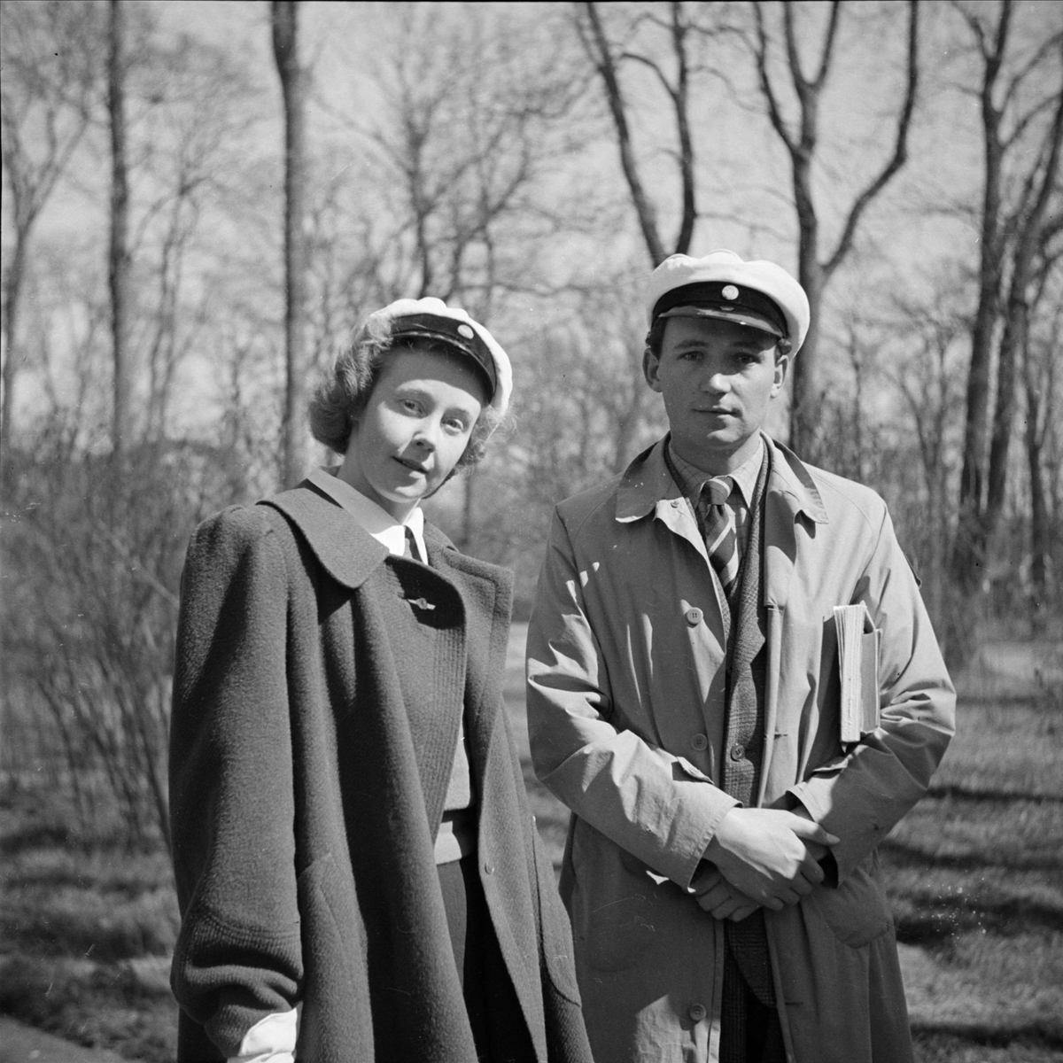 Kvinna och man i Botaniska trädgården i Uppsala i april 1939