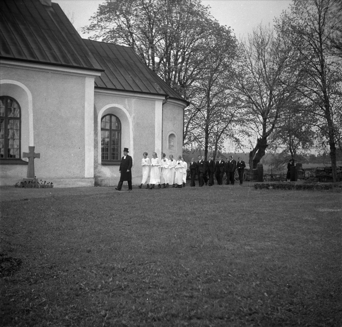 Konfirmander utanför Skogs-Tibble kyrka, Skogs-Tibble socken, Uppland maj 1937